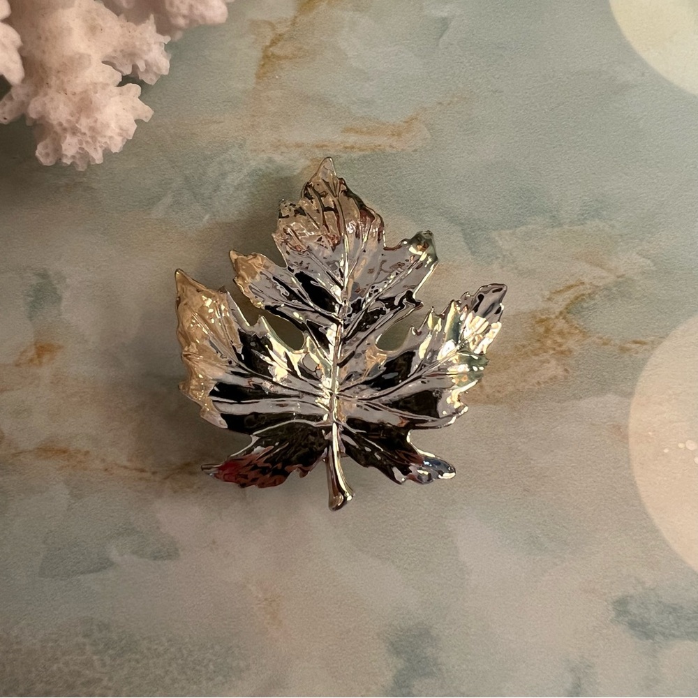 Vintage Gold Tone Maple Leaf Brooch